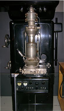 Elektron mikroskop dibangun oleh Ernst Ruska pada tahun 1933